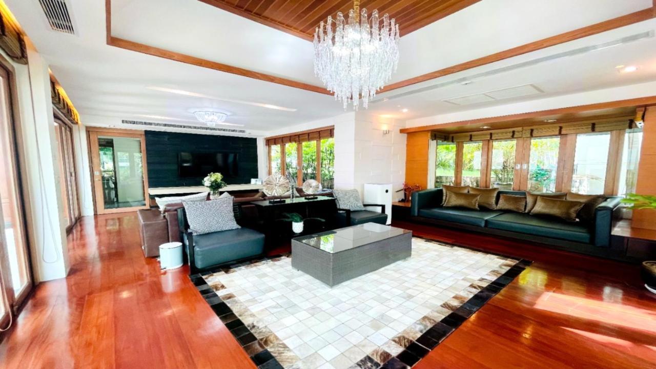 Yizen Beachfront Seaview Villa Pattaya