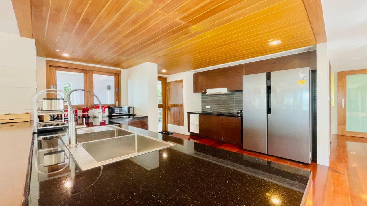Villa Yizen Beachfront Seaview Pattaya